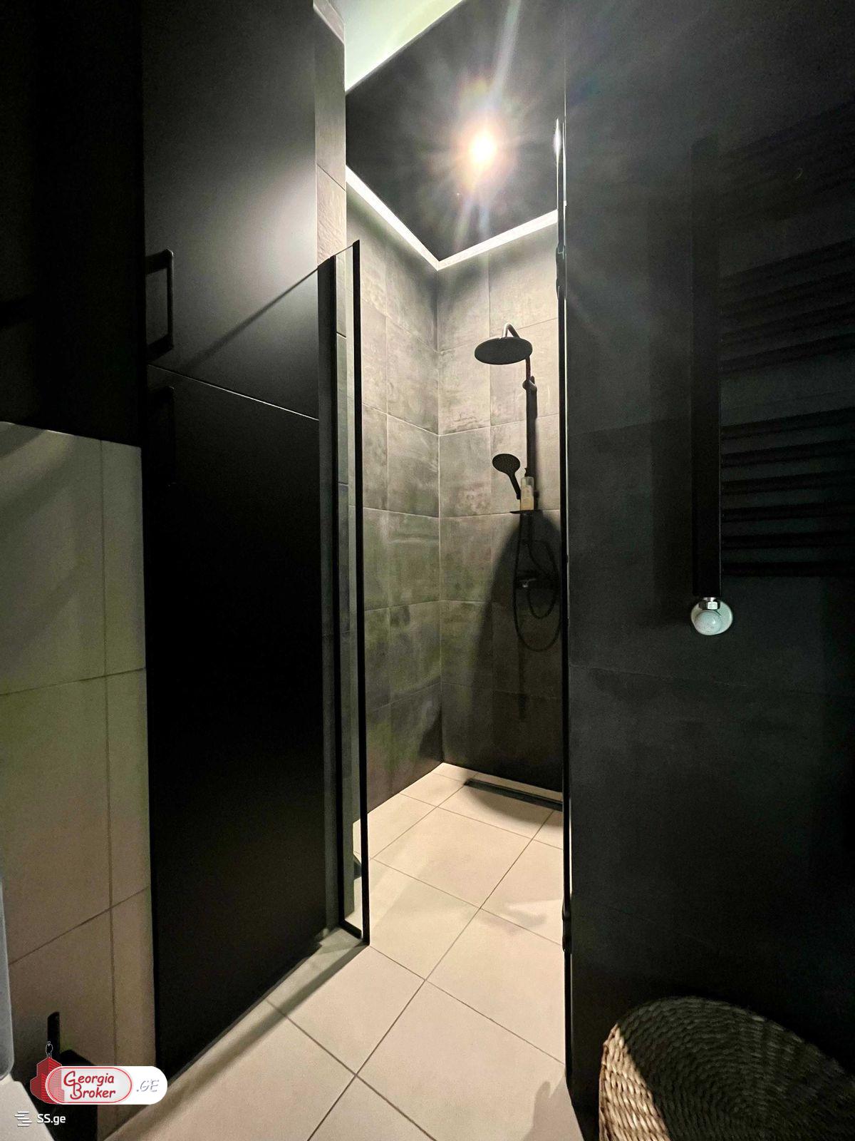 იყიდება ახალი გარემონტებული 5 ოთახიანი ბინა